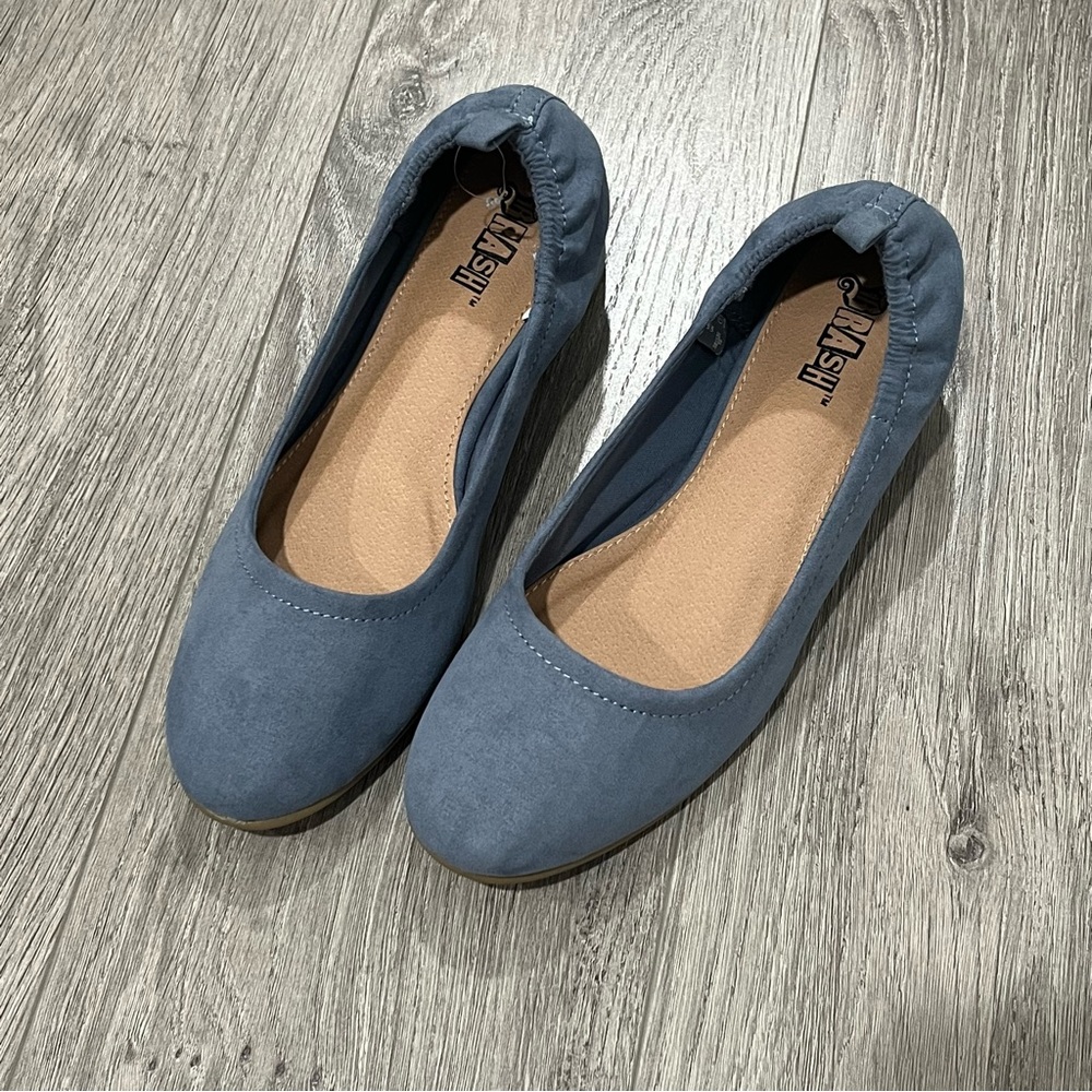 **SOLD** Round Toe Block Heels - Picture 1 of 4